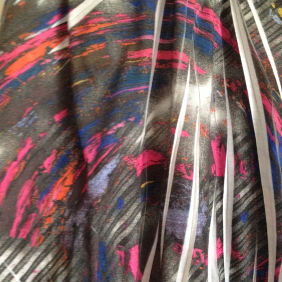 Cute razorback tank with bamboo round. - Picture 2 of 3