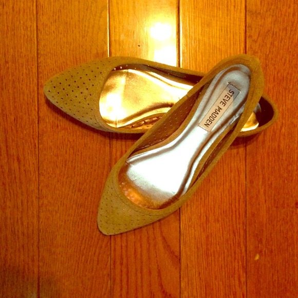 Pointy-toe flats