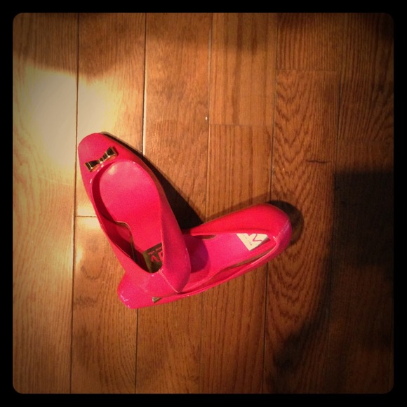 Neon pink, dolce vita pumps