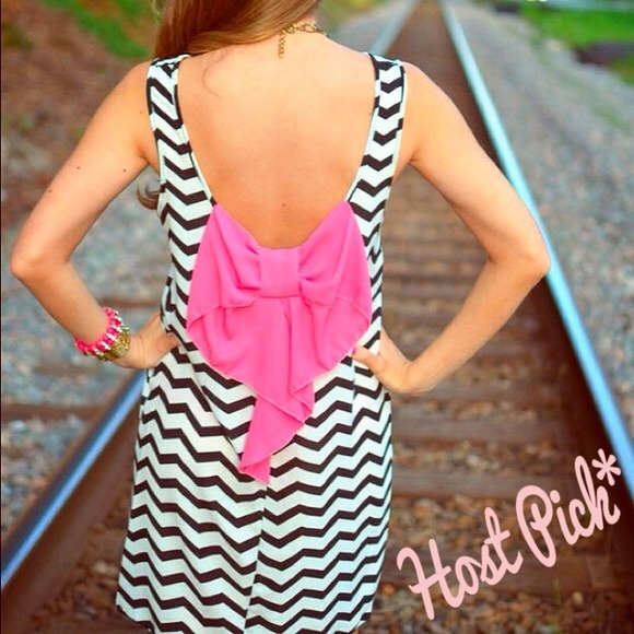 🎉HOST PICK✨Black & White Low Cut Pink Bow Dress