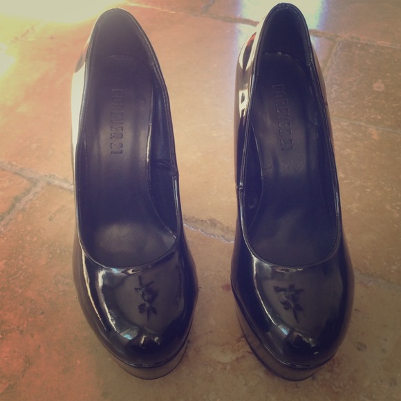 🍉SALE🍍Shiny black patent pumps