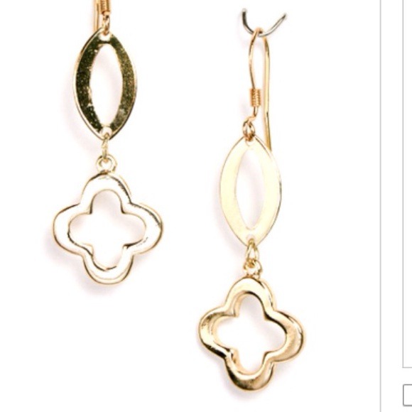 Be Seen Sales Jewelry - NEW** Dangling Clover Earrings