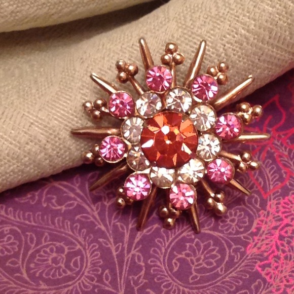 Jewelry - FLASH SALE VINTAGE Gold Brooch with crystals