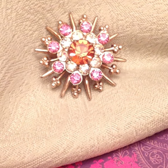 FLASH SALE VINTAGE Gold Brooch with crystals - Picture 2 of 3