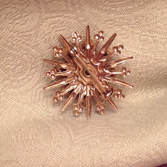 FLASH SALE VINTAGE Gold Brooch with crystals - Picture 3 of 3