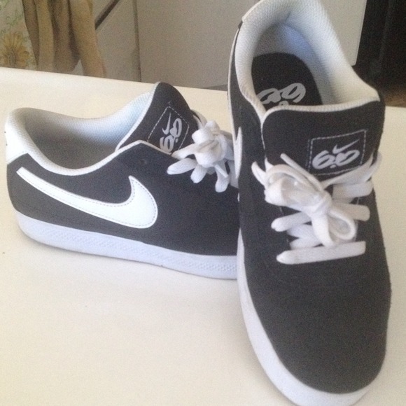 🚫SOLD😘Black&white nike's 6.0