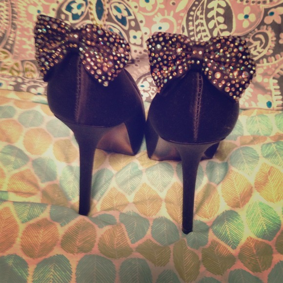 Steve Madden peptoe satan pumps sparkle gem bows!