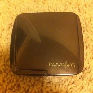 Hourglass ambient lighting powder