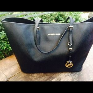 ❌SOLD❌MK Jet Set large travel tote BLK✨