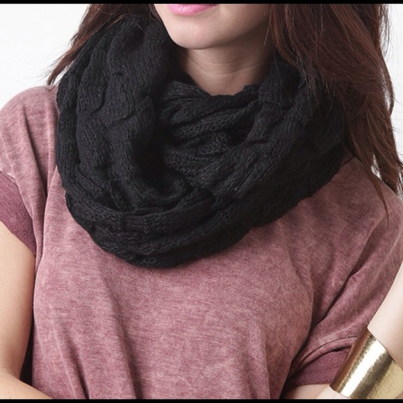 🎀SOLD OUT🎀Gorgeous Knit Infinity Scarf - Picture 2 of 3