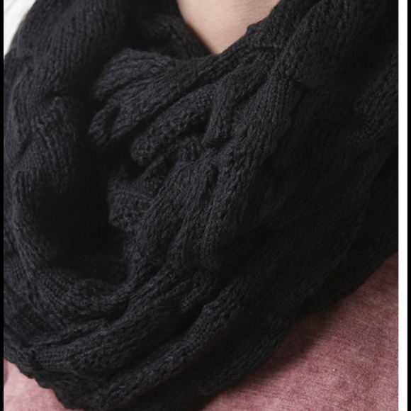 🎀SOLD OUT🎀Gorgeous Knit Infinity Scarf - Picture 3 of 3