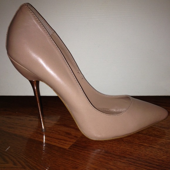 PRICE REDUCED !Extremely sexy Steve Madden pumps !