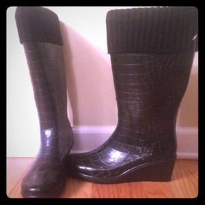 Wedge rain boot