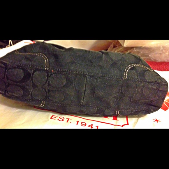 PRICE ✂️AUTHENTIC BLACK COACH SIGNATURE BAG!👜 - Picture 2 of 4