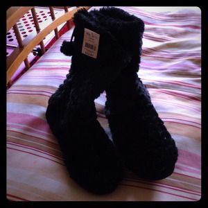 Black furry slipper boots