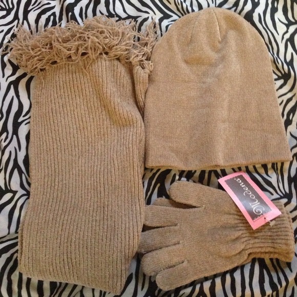 ❌Traded❌ Scarf, hat and glove set