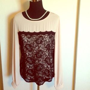 🚨SOLD🚨 Black lace & cream blouse