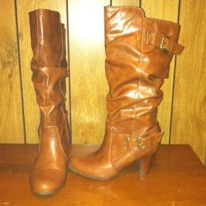 Madden Girl brown boots with a small heal 😍