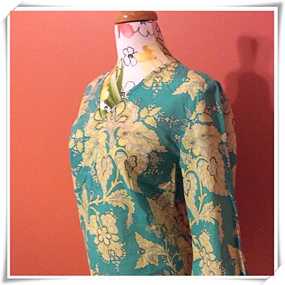 PRETTY FLORAL TOP - Picture 2 of 4