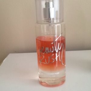 On hold bundle🚫 🎀Victoria's Secret perfume🎀