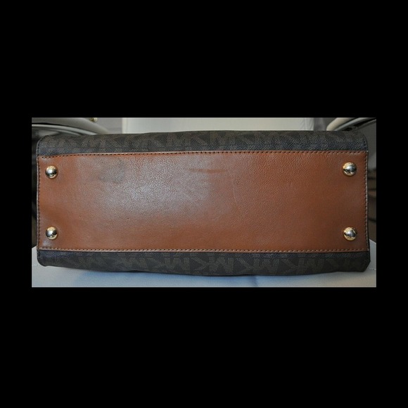 SOLD!!Michael Kors PVC Monogram Hamilton tote - Picture 3 of 4