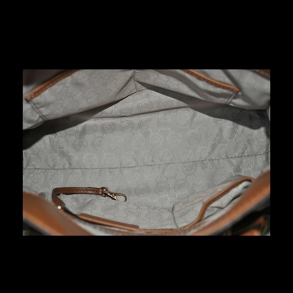 SOLD!!Michael Kors PVC Monogram Hamilton tote - Picture 4 of 4