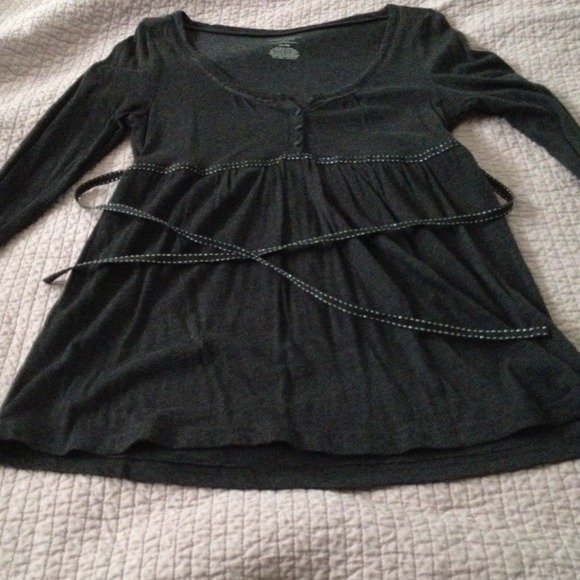 American Eagle Outfitters grey top.