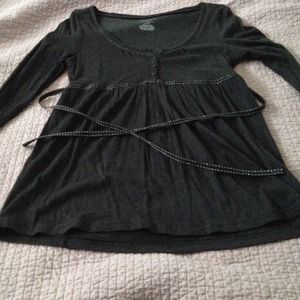 American Eagle Outfitters grey top.