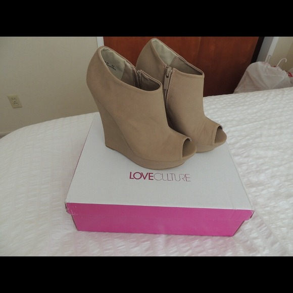 NWT Love Culture Beige Wedge Hills