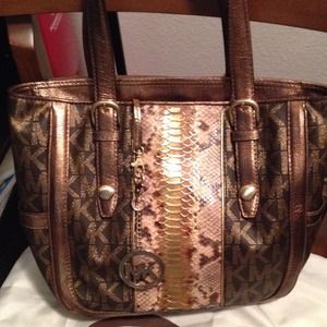 Michael Kors Authentic Handbag!