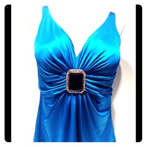 cACHE Top with rhinestone in the middle