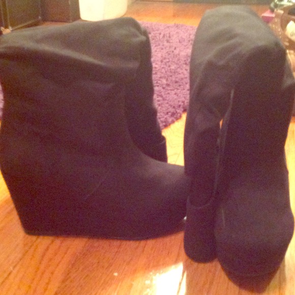 Black swayed high boots