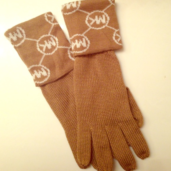 💢SOLD LOCALLY💢❄️Michael Kors gloves