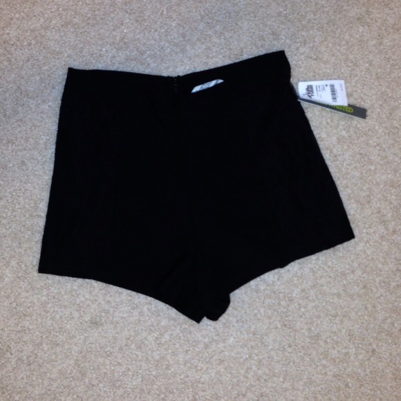 Black high waisted shorts - Picture 2 of 4