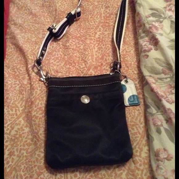 Hold Authentic Coach cross body bag