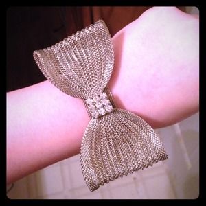 Bow buckle bracelet