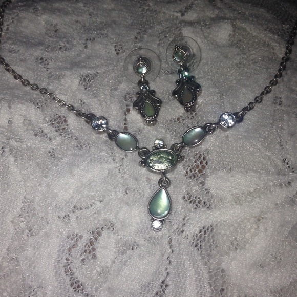 1928 Necklace+ Earrings!