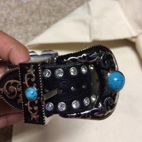 Beautiful watch with lots of stones and detail - Picture 2 of 4