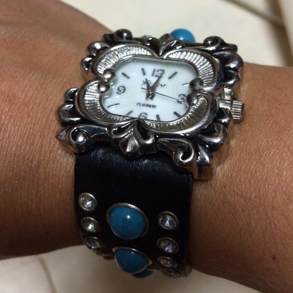 Beautiful watch with lots of stones and detail - Picture 3 of 4
