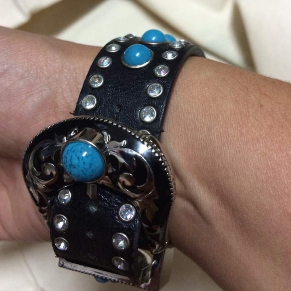 Beautiful watch with lots of stones and detail - Picture 4 of 4
