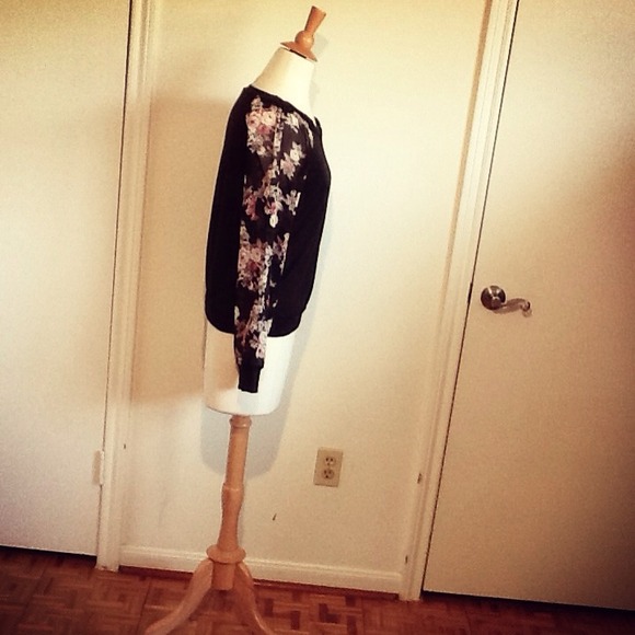 **SOLD** Light Knit Sweater Floral Chiffon Sleeves - Picture 4 of 4