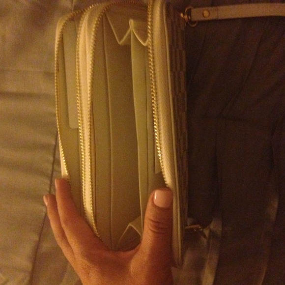 Gorgeous wallet - Picture 2 of 3