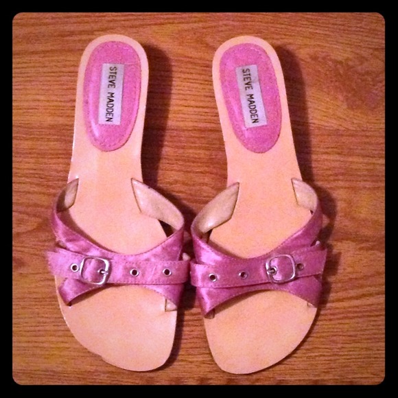 Steve Madden pink satin sandals/flop flops. Size 8