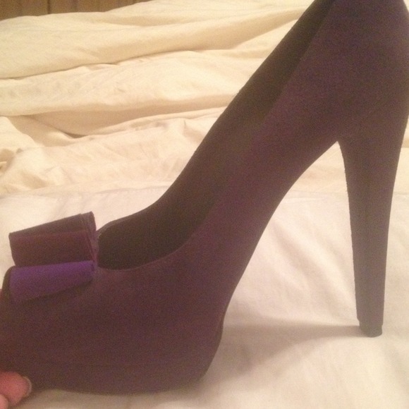 💯Eggplant suede Stuart Weitzman heels w bow - Picture 2 of 2