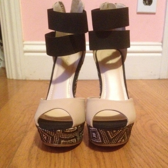 Peep-toe wedges