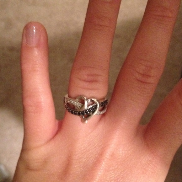 Beautiful infinity ring. - Picture 2 of 2