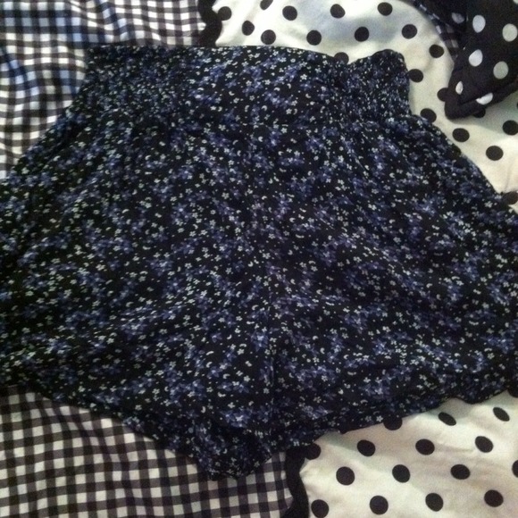 Blue floral High waisted stretch shorts!