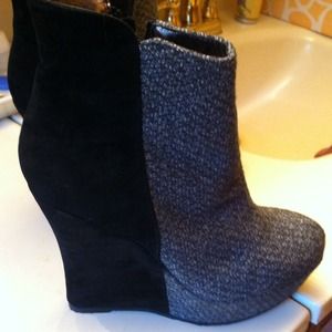 Two toned wedge boots
