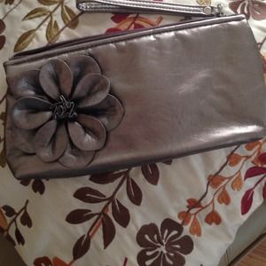 🎉 HP🎉Metallic zipper clutch with large flower