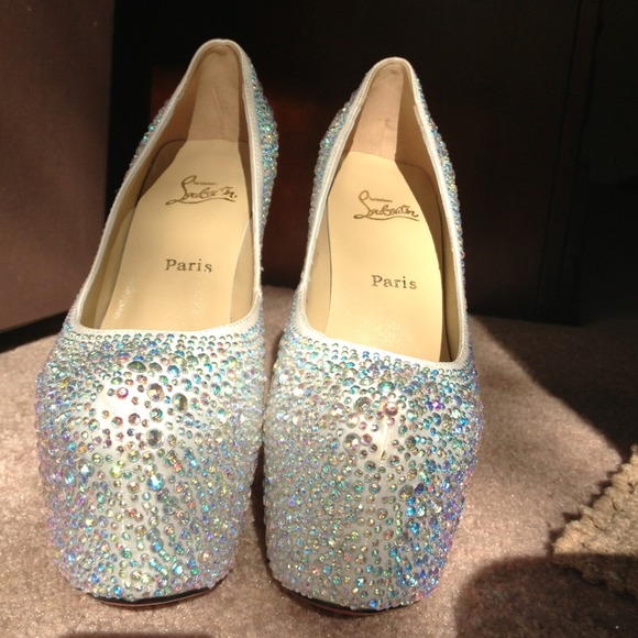 SALE 🎉🎉Host Pick 🎉Valentines White heels red - Picture 2 of 4